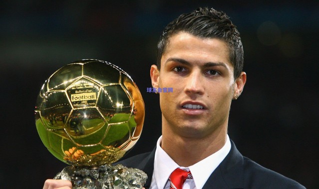 杨瀚森接到开拓者召回通知后，连夜奔赴球馆加练投篮